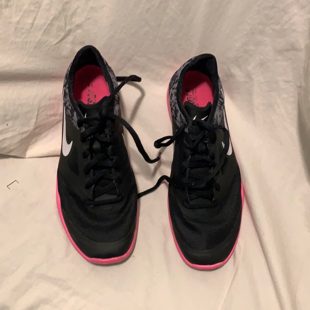 Nike women’s fit sole sneakers black w/pink sole